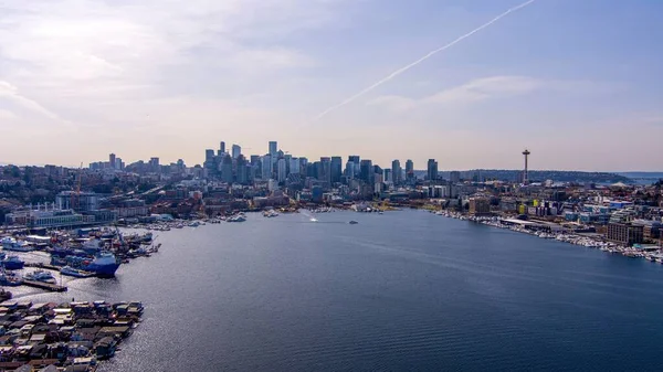 Seattle, Washington silueti ve Lake Union Mart 2023 'te güneşli bir günde