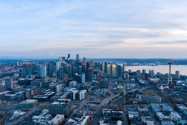 2023年3月日落时西雅图 华盛顿和雷尼尔山的空中景观 — 图库照片