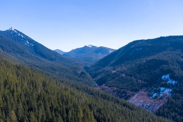 ワシントン州のレイニア山付近のカスケード山脈の谷の空中写真 — ストック写真