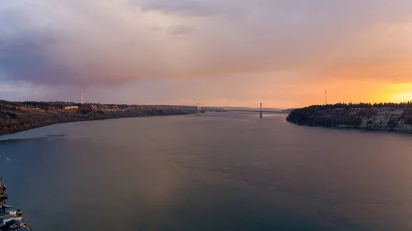 日没時のピュージェット サウンドとタコマ ナローズ橋の空中写真 — ストック写真