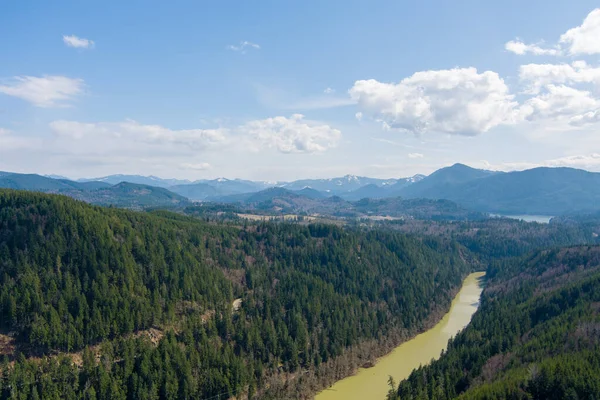 Washington eyaletinin Şelale Dağları 'ndaki Nisqually Nehri' nin havadan görünüşü