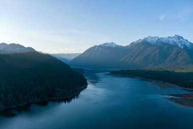 Mart 2023 'te Washington Eyaleti' nin Cushman Gölü ve Olimpiyat Dağları 'nın hava manzarası