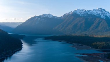 Mart 2023 'te Washington Eyaleti' nin Cushman Gölü ve Olimpiyat Dağları 'nın hava manzarası