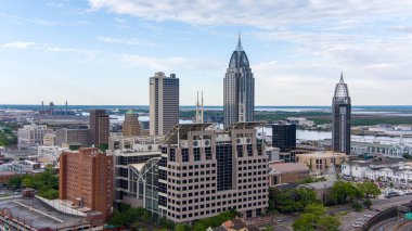 Mart 2023 'te Mobile, Alabama şehir merkezinin hava görüntüsü.