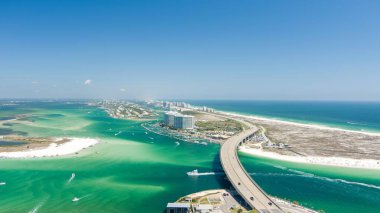 Bayou Saint John 'daki Robinson Adası ve Orange Beach, Alabama' daki Perdido Geçidi 'nin havadan görüntüsü.
