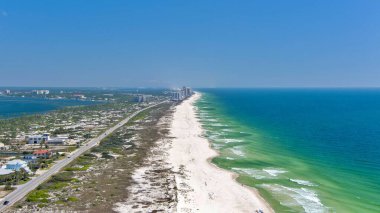 2023 Mart 'ında Perdido Key Sahili' nin havadan görünüşü.