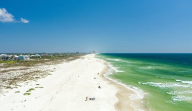 2023 Mart 'ında Perdido Key Sahili' nin havadan görünüşü.