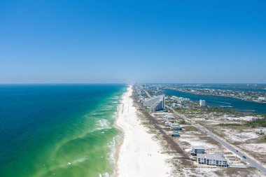 2023 Mart 'ında Perdido Key Sahili' nin havadan görünüşü.