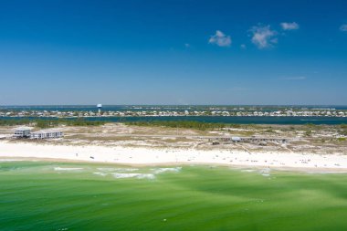 2023 Mart 'ında Perdido Key Sahili' nin havadan görünüşü.