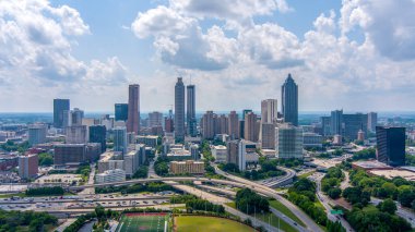 Atlanta şehir merkezinin hava görüntüsü, Georgia. Jackson Caddesi Köprüsü 'nün üstünden gökyüzü.