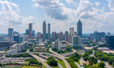 Atlanta şehir merkezinin hava görüntüsü, Georgia. Jackson Caddesi Köprüsü 'nün üstünden gökyüzü.