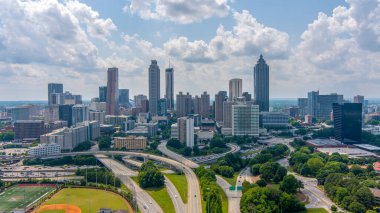 Atlanta şehir merkezinin hava görüntüsü, Georgia. Jackson Caddesi Köprüsü 'nün üstünden gökyüzü.