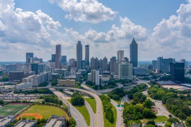 Atlanta şehir merkezinin hava görüntüsü, Georgia. Jackson Caddesi Köprüsü 'nün üstünden gökyüzü.