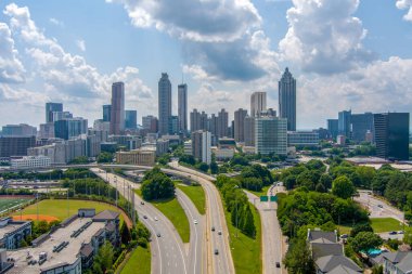 Atlanta şehir merkezinin hava görüntüsü, Georgia. Jackson Caddesi Köprüsü 'nün üstünden gökyüzü.