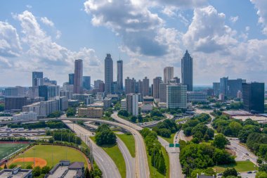 Atlanta şehir merkezinin hava görüntüsü, Georgia. Jackson Caddesi Köprüsü 'nün üstünden gökyüzü.