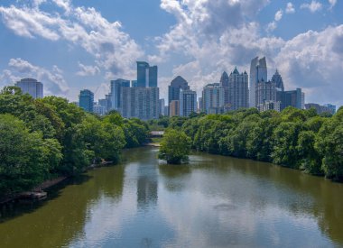 Atlanta Midtown, Georgia gökyüzü Piedmont Park 'tan güneşli bir günde