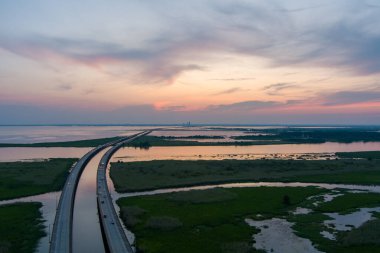Gün batımında Alabama Mobil Körfezi 'nin havadan görüntüsü