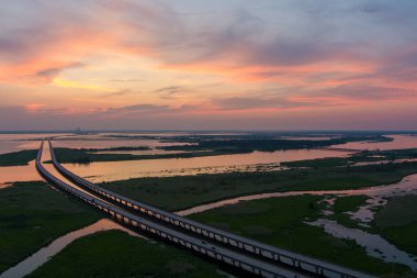 Gün batımında Alabama Mobil Körfezi 'nin havadan görüntüsü