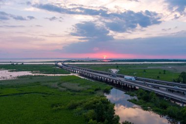 Gün batımında Daphne, Alabama 'dan Mobile Körfezi üzerinde pembe gökyüzü