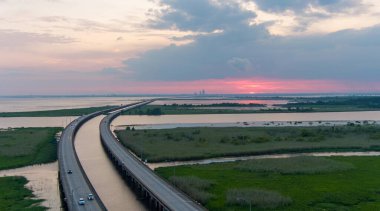 Gün batımında Daphne, Alabama 'dan Mobile Körfezi üzerinde pembe gökyüzü