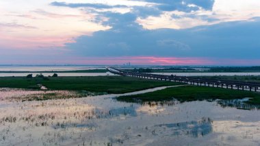 Gün batımında Daphne, Alabama 'dan Mobile Körfezi üzerinde pembe gökyüzü