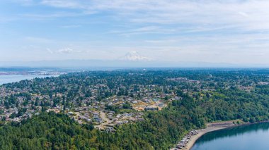 Tacoma, Washington 'daki Rainier Dağı ve Point Defiance' ın hava görüntüsü 