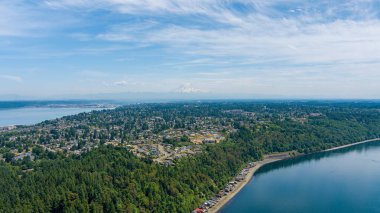 Tacoma, Washington 'daki Rainier Dağı ve Point Defiance' ın hava görüntüsü 
