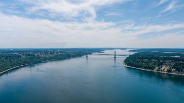 Açık bir yaz gününde Tacoma Narrows ve Point Defiance 'ın insansız hava aracı fotoğrafları.