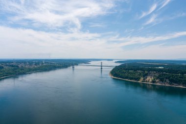Açık bir yaz gününde Tacoma Narrows ve Point Defiance 'ın insansız hava aracı fotoğrafları.