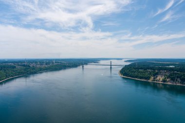 Açık bir yaz gününde Tacoma Narrows ve Point Defiance 'ın insansız hava aracı fotoğrafları.