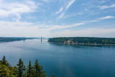 Açık bir yaz gününde Tacoma Narrows ve Point Defiance 'ın insansız hava aracı fotoğrafları.