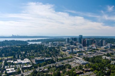 Açık bir yaz gününde Bellevue, Washington ve Seattle 'ın gökyüzü manzarası