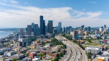 Açık bir yaz gününde Seattle, Washington siluetinin insansız hava aracı fotoğrafları