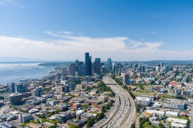 Açık bir yaz gününde Seattle, Washington siluetinin insansız hava aracı fotoğrafları