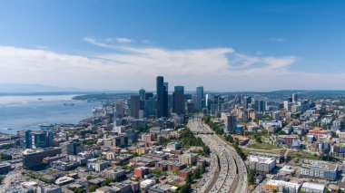 Açık bir yaz gününde Seattle, Washington siluetinin insansız hava aracı fotoğrafları