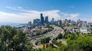 Açık bir yaz gününde Seattle, Washington siluetinin insansız hava aracı fotoğrafları