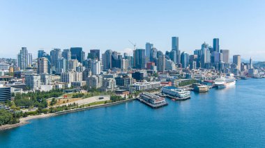 Güneşli bir yaz gününde Seattle, Washington rıhtımında gökyüzü 