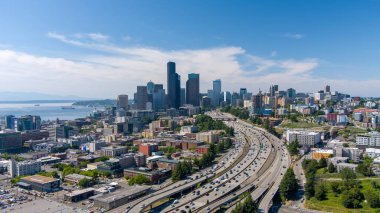 Açık bir yaz gününde Seattle, Washington siluetinin insansız hava aracı fotoğrafları