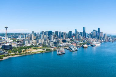 Güneşli bir yaz gününde Seattle, Washington rıhtımında gökyüzü 