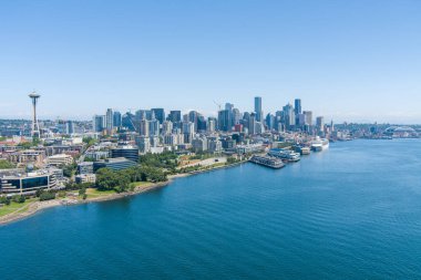 Güneşli bir yaz gününde Seattle, Washington rıhtımında gökyüzü 