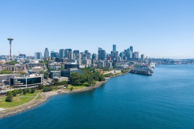 Güneşli bir yaz gününde Seattle, Washington rıhtımında gökyüzü 