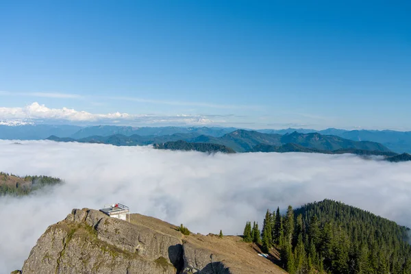 ワシントン州の雲の上のレイニア山とハイロック展望台 — ストック写真