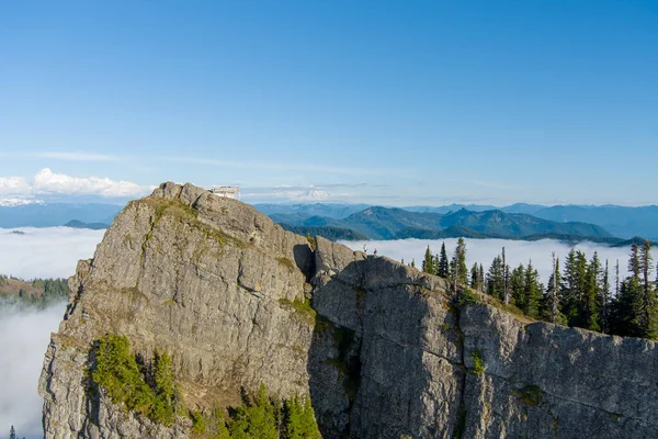 Washington Daki Bulutların Üzerinde Rainier Dağı High Rock Gözcüsü — Stok fotoğraf