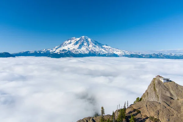 ワシントン州の雲の上のレイニア山とハイロック展望台 — ストック写真