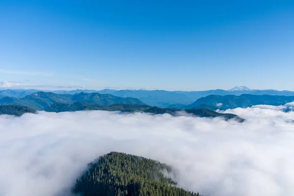 Над Облаками Штате Вашингтон Виднеются Горы Ракель Хай Рок — стоковое фото