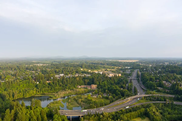 六月日落时华盛顿Tumwater的空中景观 — 图库照片