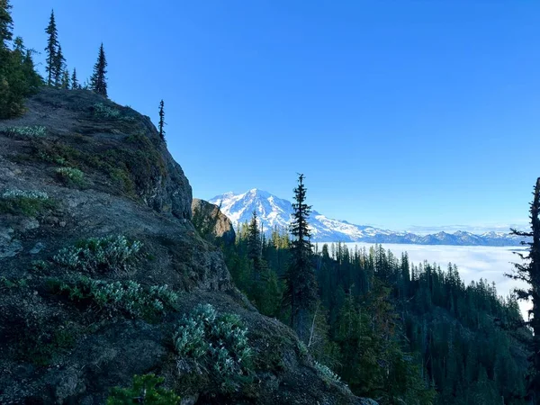 ワシントン州アシュフォードのハイロック展望台からのレイニア山 — ストック写真
