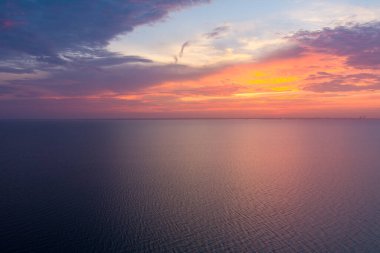McMillian Bluff ve Mobil Körfezi 'nin Daphne, Alabama' da gün batımında insansız hava aracı fotoğrafları.