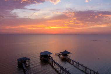 McMillian Bluff ve Mobil Körfezi 'nin Daphne, Alabama' da gün batımında insansız hava aracı fotoğrafları.