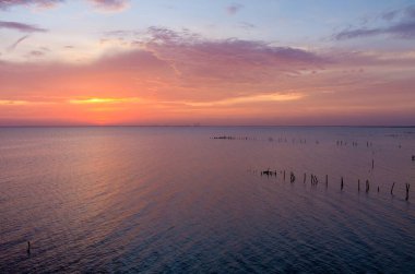 McMillian Bluff ve Mobil Körfezi 'nin Daphne, Alabama' da gün batımında insansız hava aracı fotoğrafları.